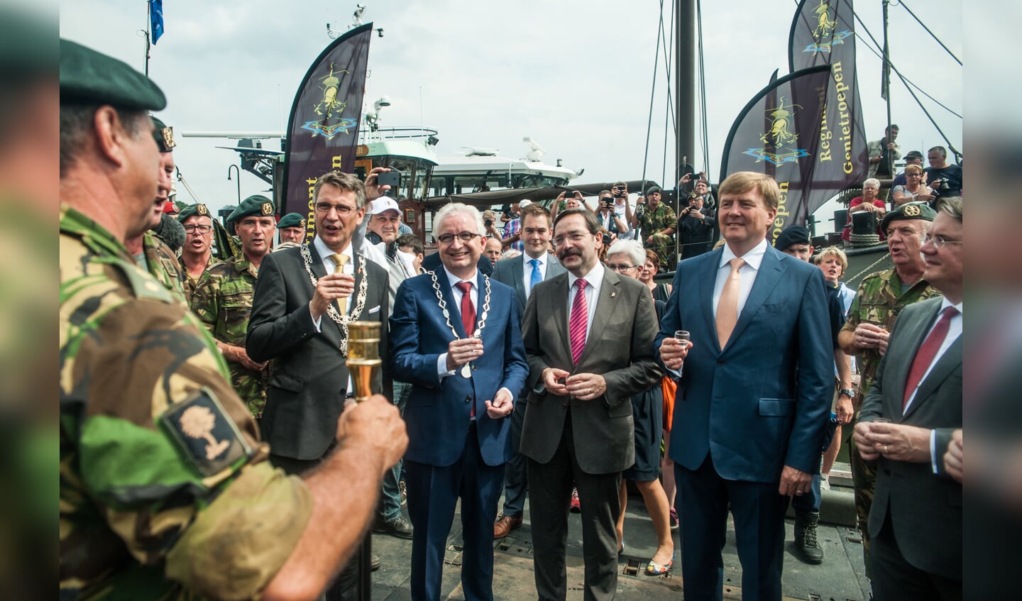 V.l.n.r.: Wim Hillenaar, Willem Gradisen, Ton Bovens, Koning Willem Alexander en Wim van de Donk.