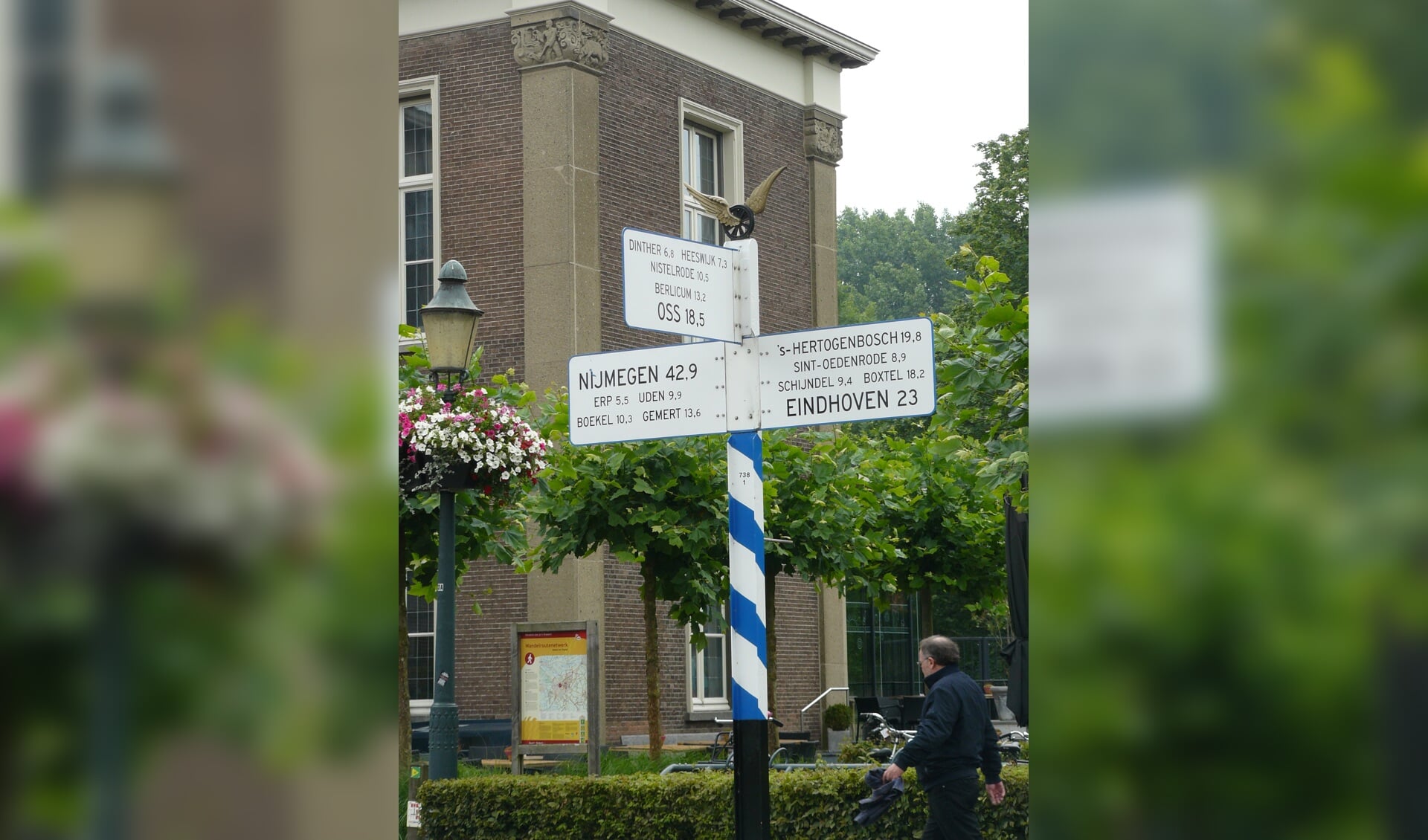 De wegwijzer schuin voor Het Raadhuis (Foto: Henk van der Voort, Vehchele).