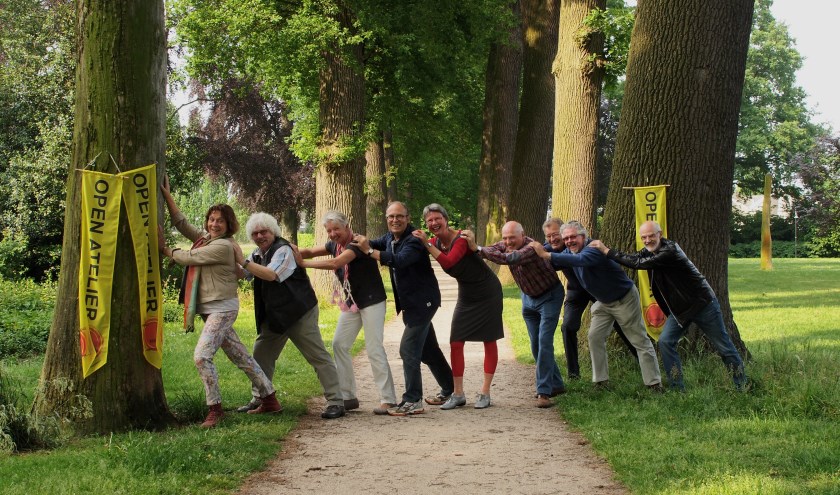 Leden van de Kunstkolk in voorbereiding van tweede lustrumviering.  