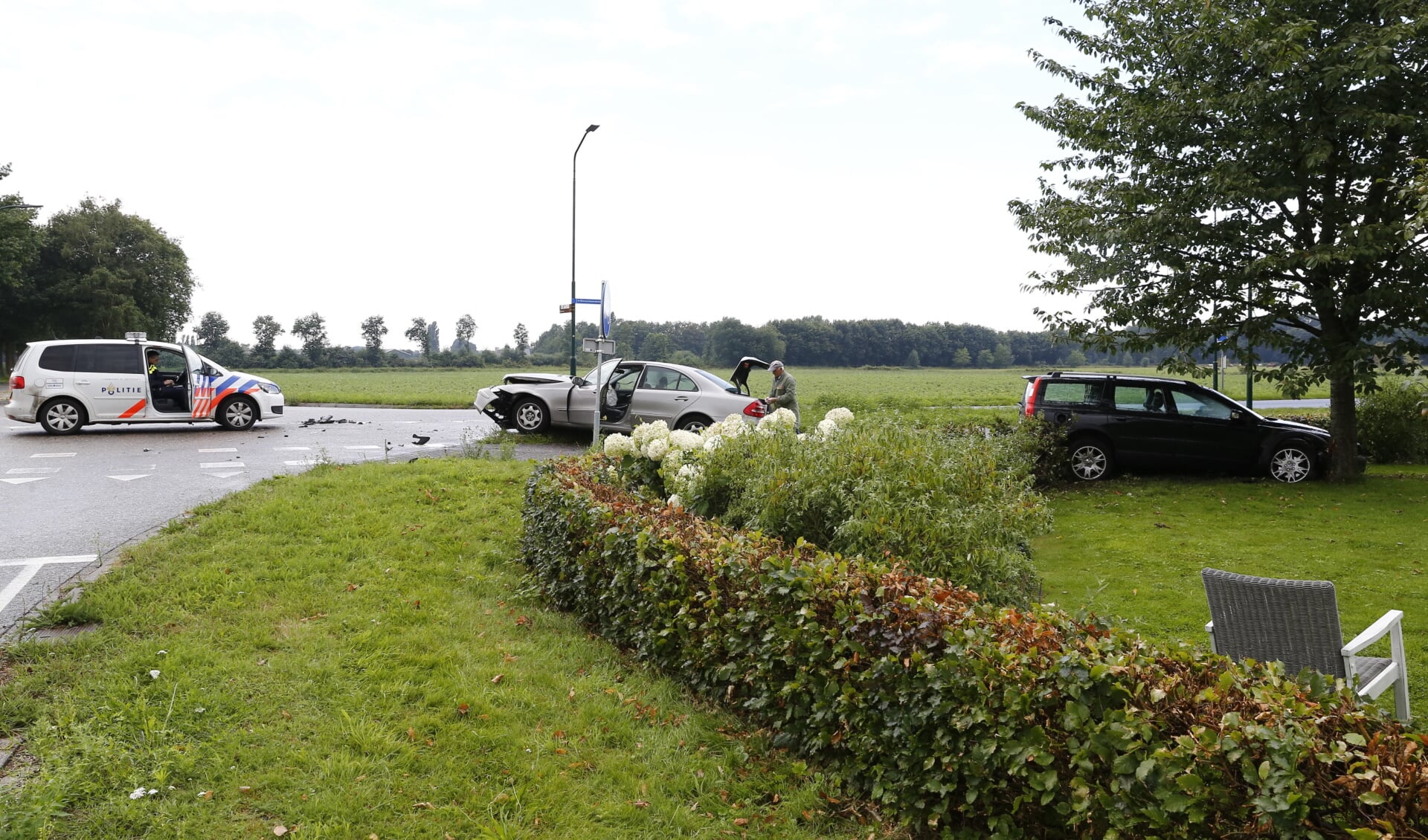 Ongeval in Overloon: auto in tuin, vrouw gewond aan been. (foto: SK-Media)