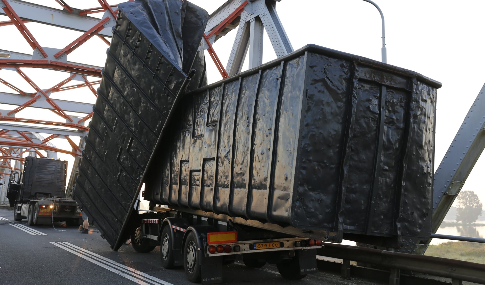 Vrachtwagen rijdt zich vast op Graafse brug. (foto: SK-Media)