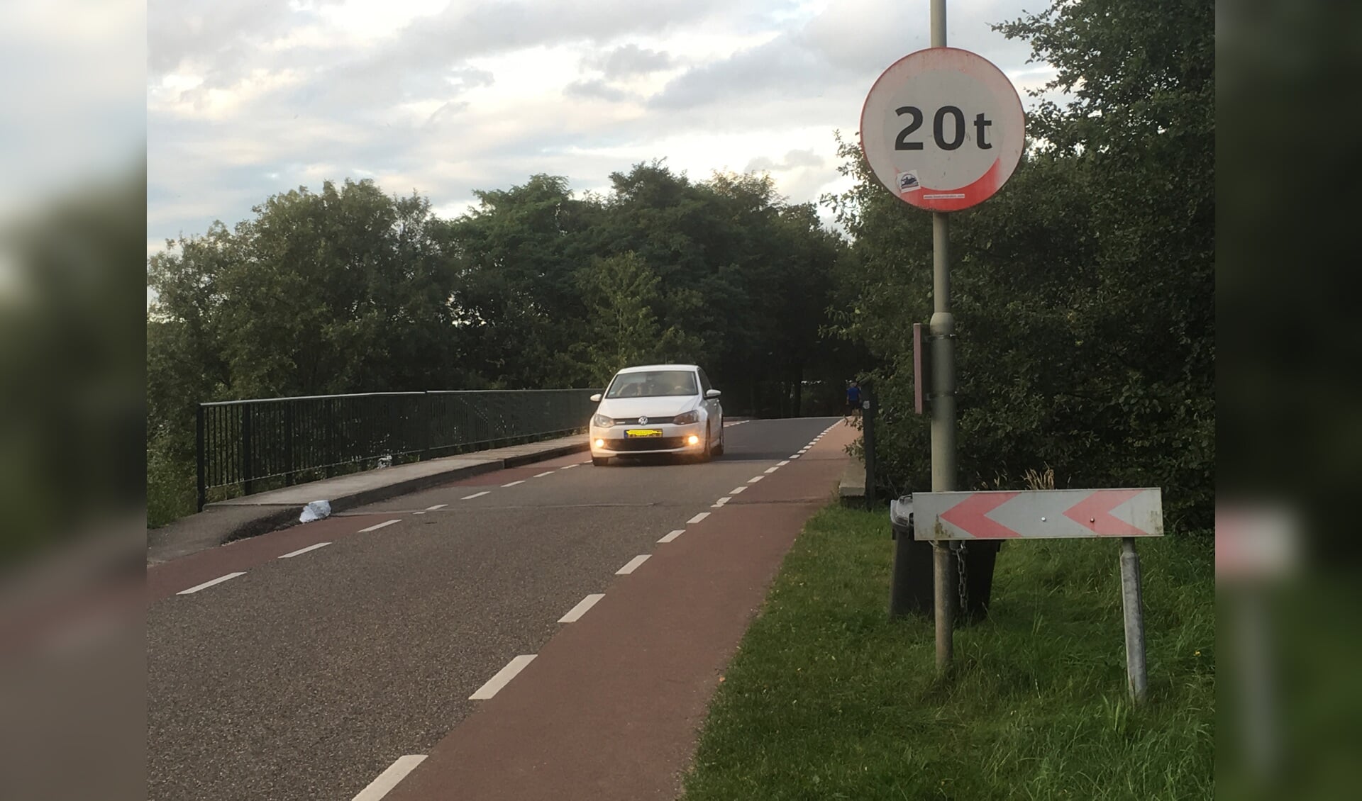 Brug bij de Witteweg tussen Middelaar en Plasmolen wordt flink opgeknapt. (foto: Jos Gröniger)