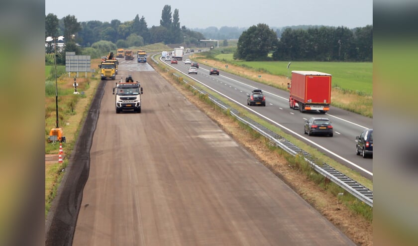 De werkzaamheden op de A50 zijn in volle gang. (foto: Peter Kuijpers)