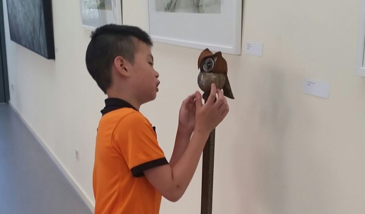 Achtjarige bezoeker onder indruk van kunst.