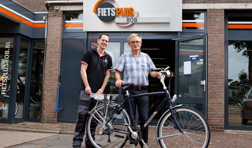 Rob van Hulten feliciteert Tourspel-winnaar Hans de Wit. (foto: Diana Derks)