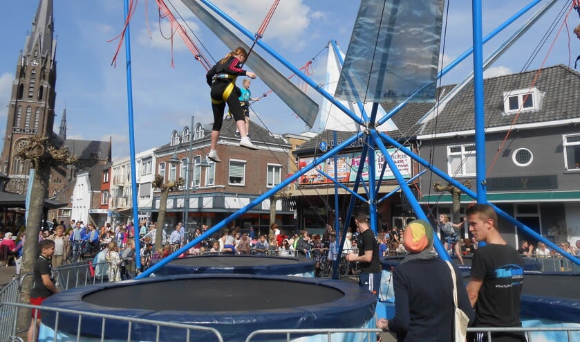 Trampolinespringen op De Markt tijdens een van de koopzondagen.