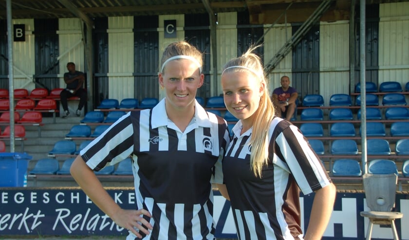 Michelle van der Laan (links) en Kika van Es zijn tevreden bij Eredivisionist Achilles’29. (foto: Jos Gröniger)
