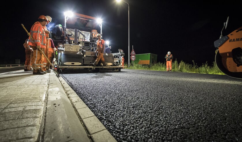 De Maasbrug van de A73 krijgt nieuw asfalt.  