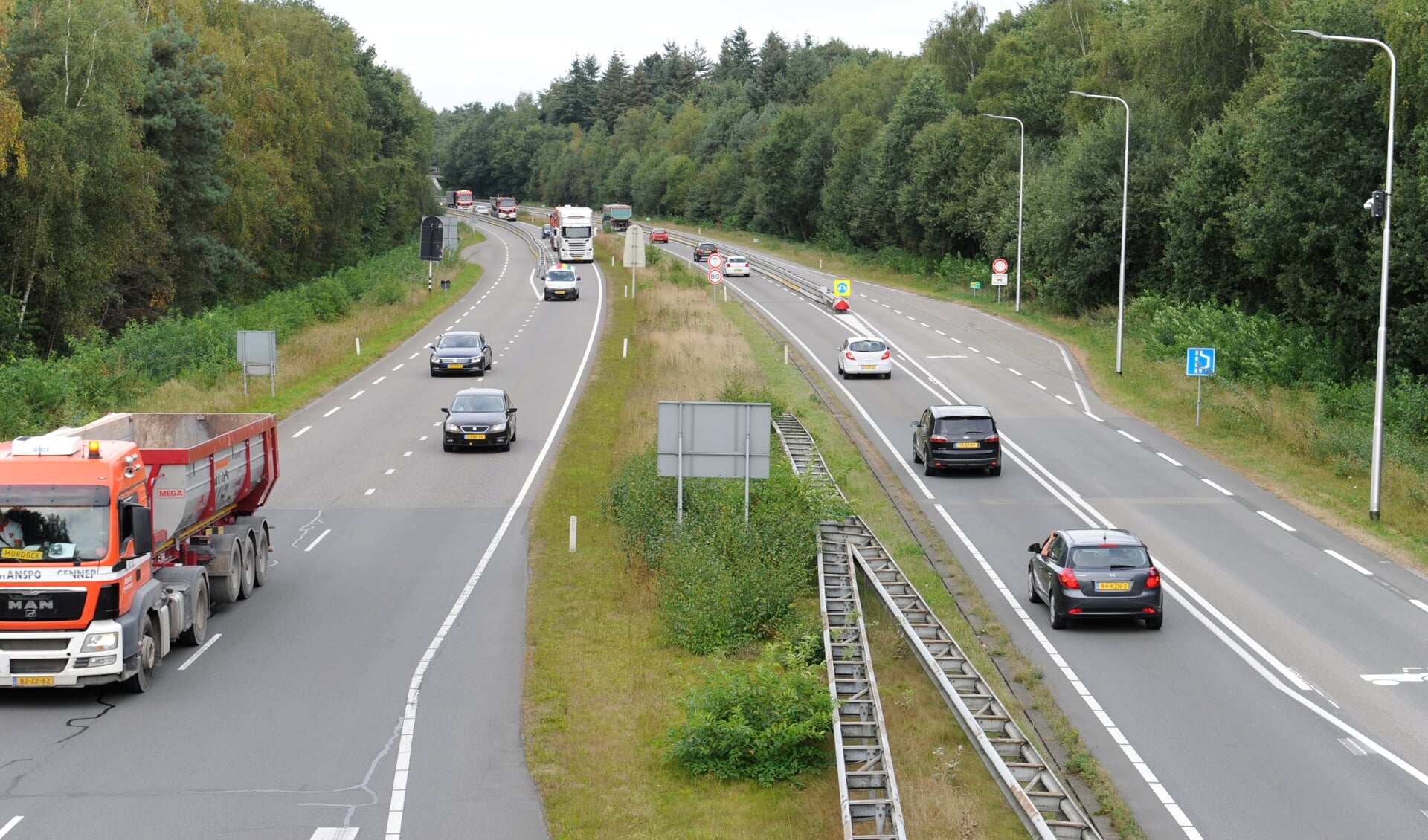 Ruim 50 vrachtwagens en evenzoveel personenauto's namen deel aan de protestrit op de N271 van afgelopen vrijdag. (foto: Ingrid Driessen)