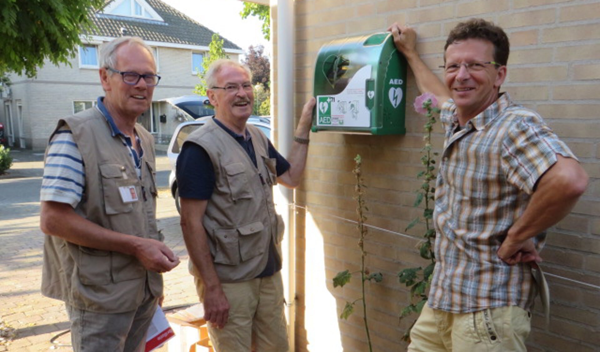 Jan en Wim hingen de AED vorige week aan de muur.