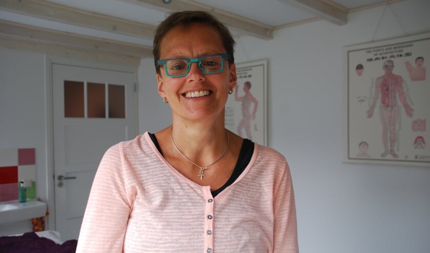 Jolanda in haar praktijk.