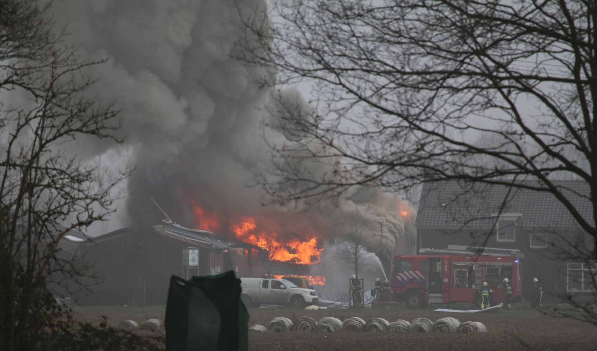 Brand verwoest schuur bij boerenbedrijf in Sint Anthonis. (foto: SK-Media)