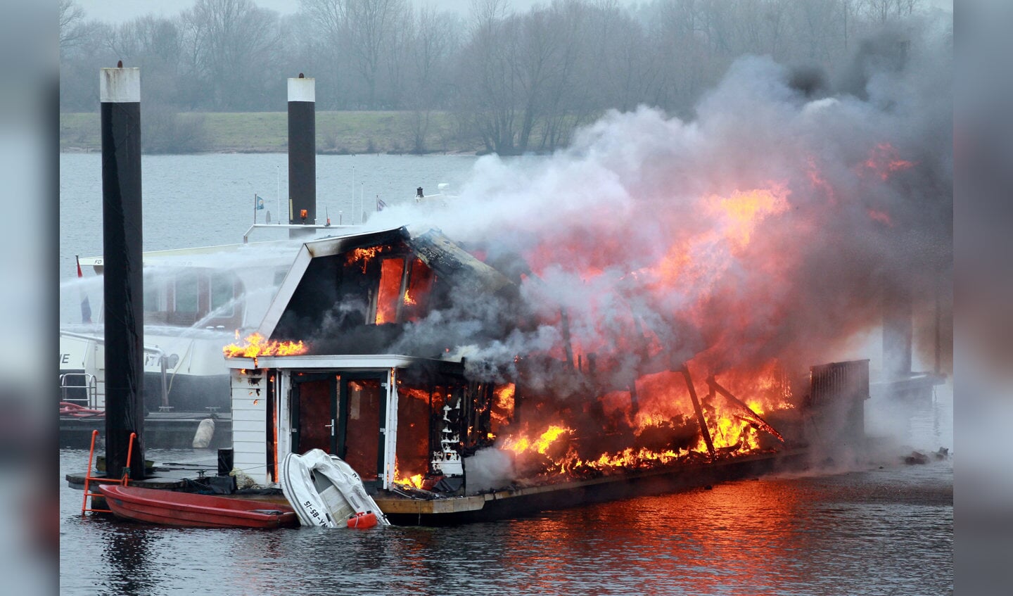 Brandende woonboot in Lith. (Foto: Hans van der Poel)