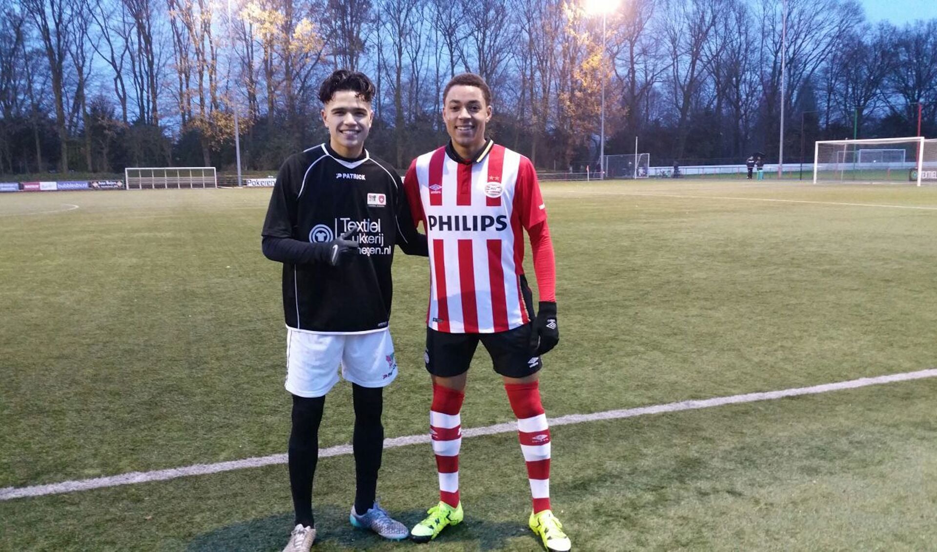 Ragnar Oratmangoen en Arnaut Groeneveld, toen nog in het shirt van PSV.