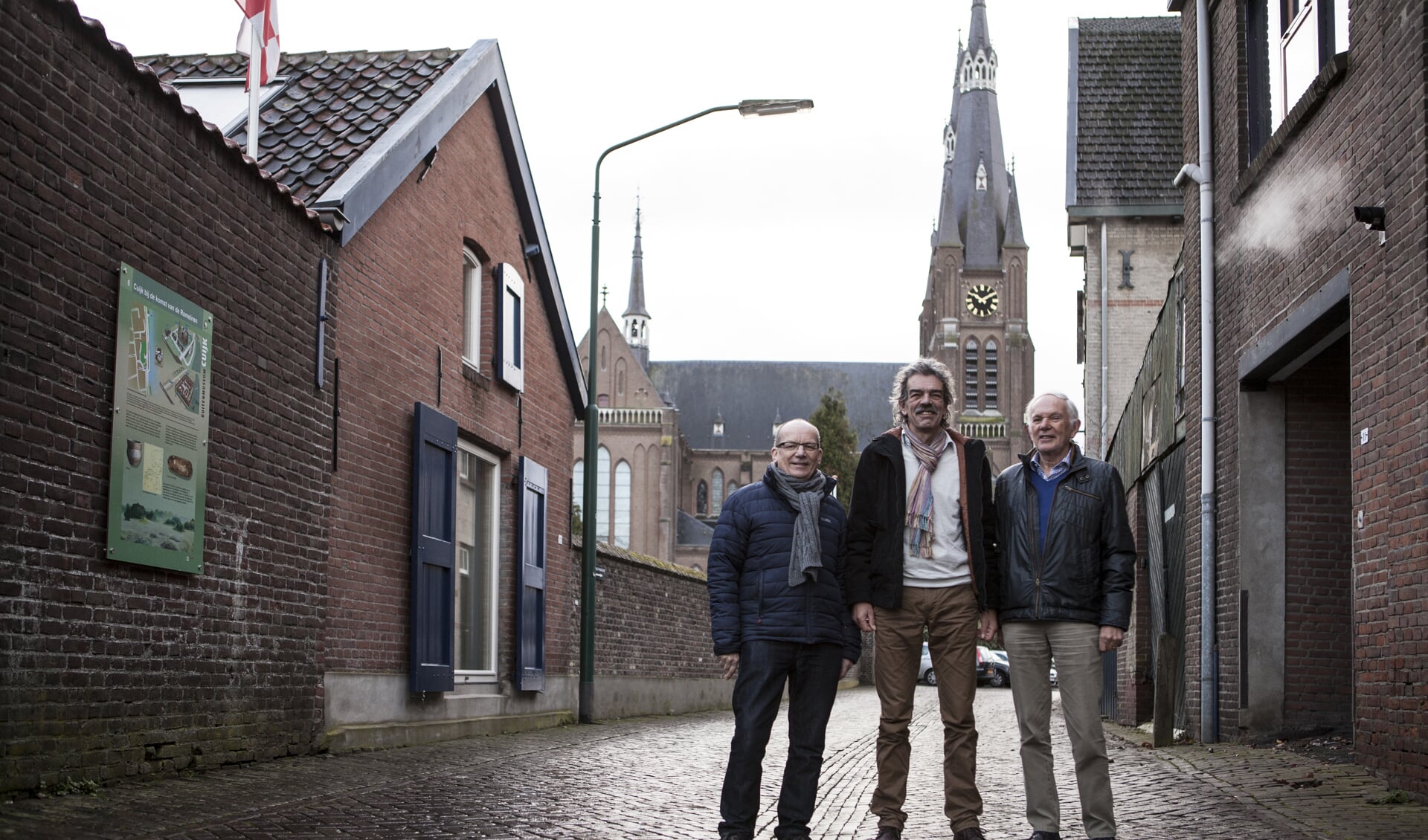 V.l.n.r.: Jos Janssen, Harrie Vens en Ton Bongartz in de cultuurstraat van Cuijk. (foto: Diana Derks)
