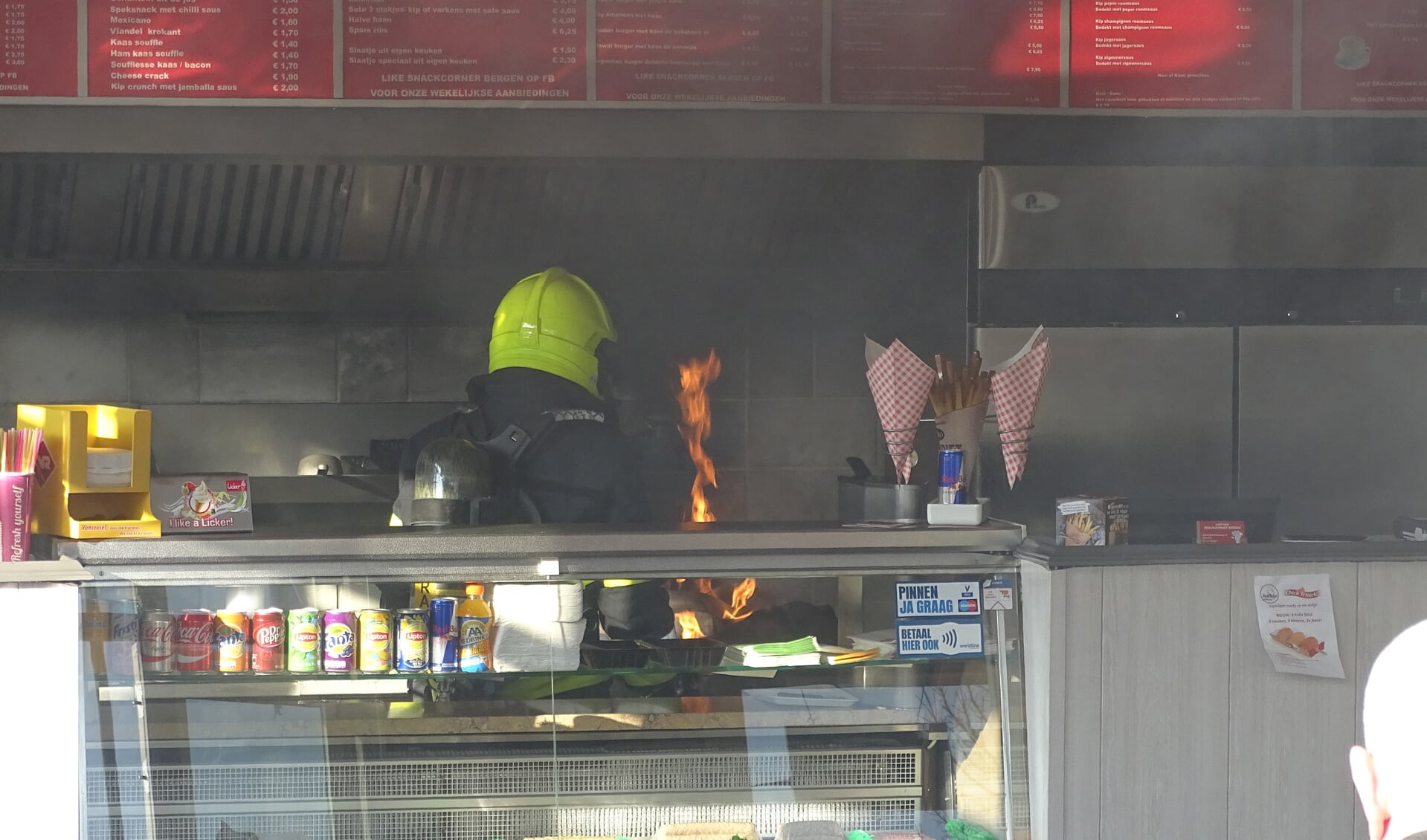 Vlam in de pan bij Bergense snackbar. (foto: SK-Media)