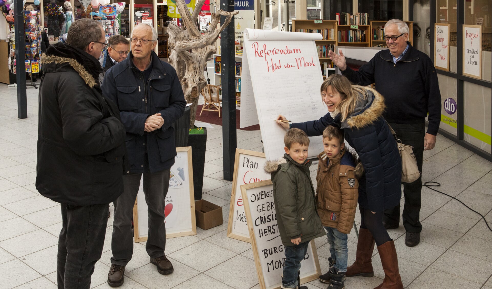 Protestactie tegen de plannen 'Hart van Mook'. Geheel rechts: Stan Brinkhoff. (foto: Diana Derks)