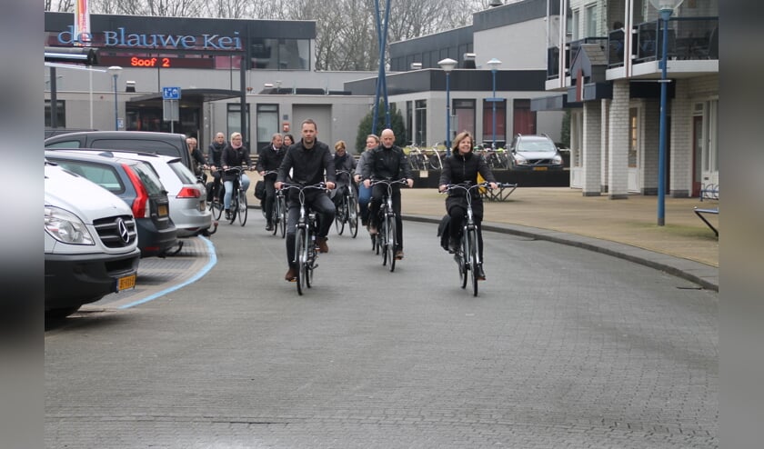 Marijke Wilms (rechtsvoor) probeert de elektrische fiets meteen uit.