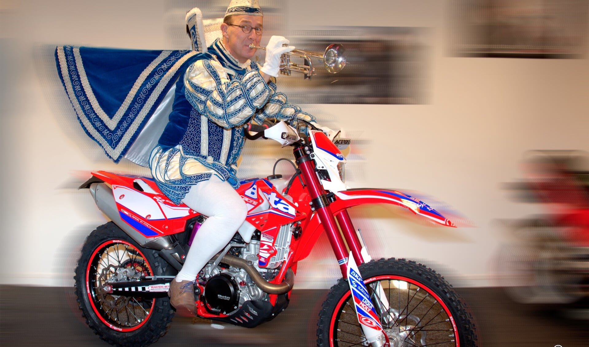 Prins Piel VI gaat er regelmatig op uit om mooie tochten te rijden op zijn motor (Frank Kok Fotografie).