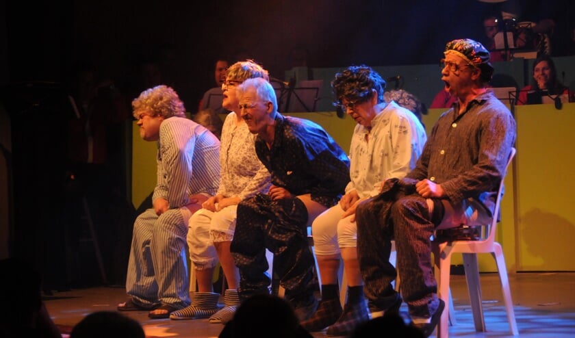Meer als 11 met heerlijke satire op bejaardenzorg (Foto's Aard van Hoof)