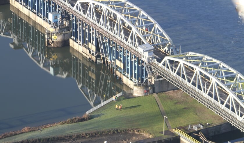 Onderzoek naar aanvaring met stuw bij Grave loopt nog. (foto: Rijkswaterstaat)