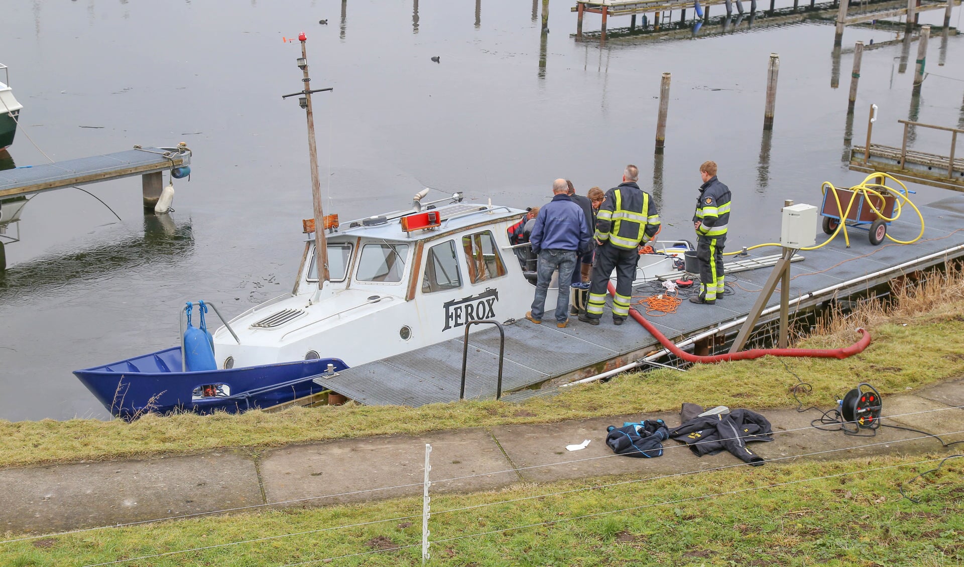 Brandweer opgeroepen voor zinkende boot in Lithoijen. (Foto: Maickel Keijzers / Hendriks Multimedia)