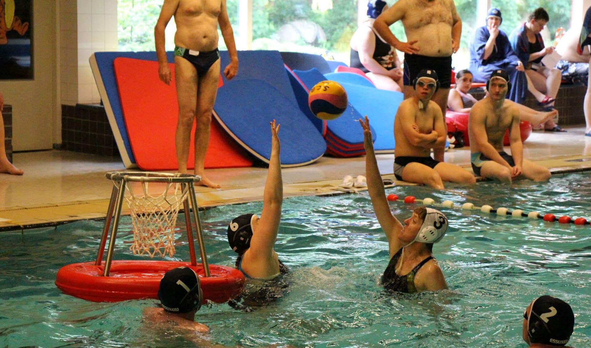 Waterbasketbal is één van de sporten bij Gesposs.