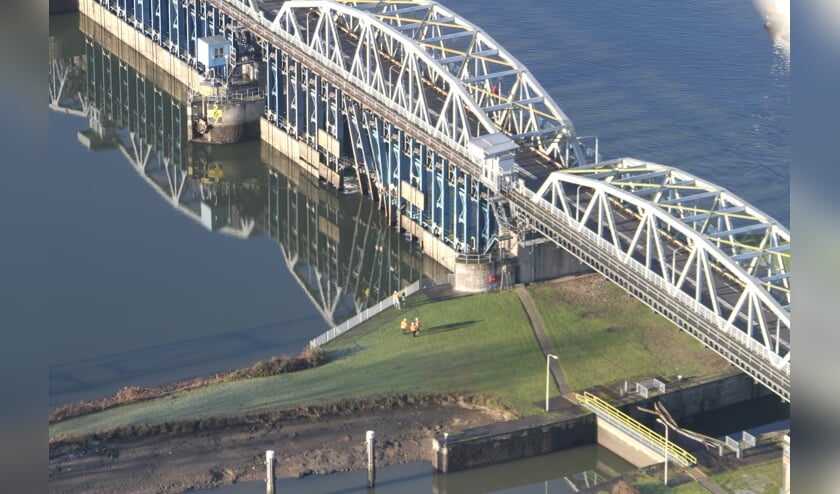 Onderzoek naar aanvaring met stuw bij Grave loopt nog. (foto: Rijkswaterstaat)