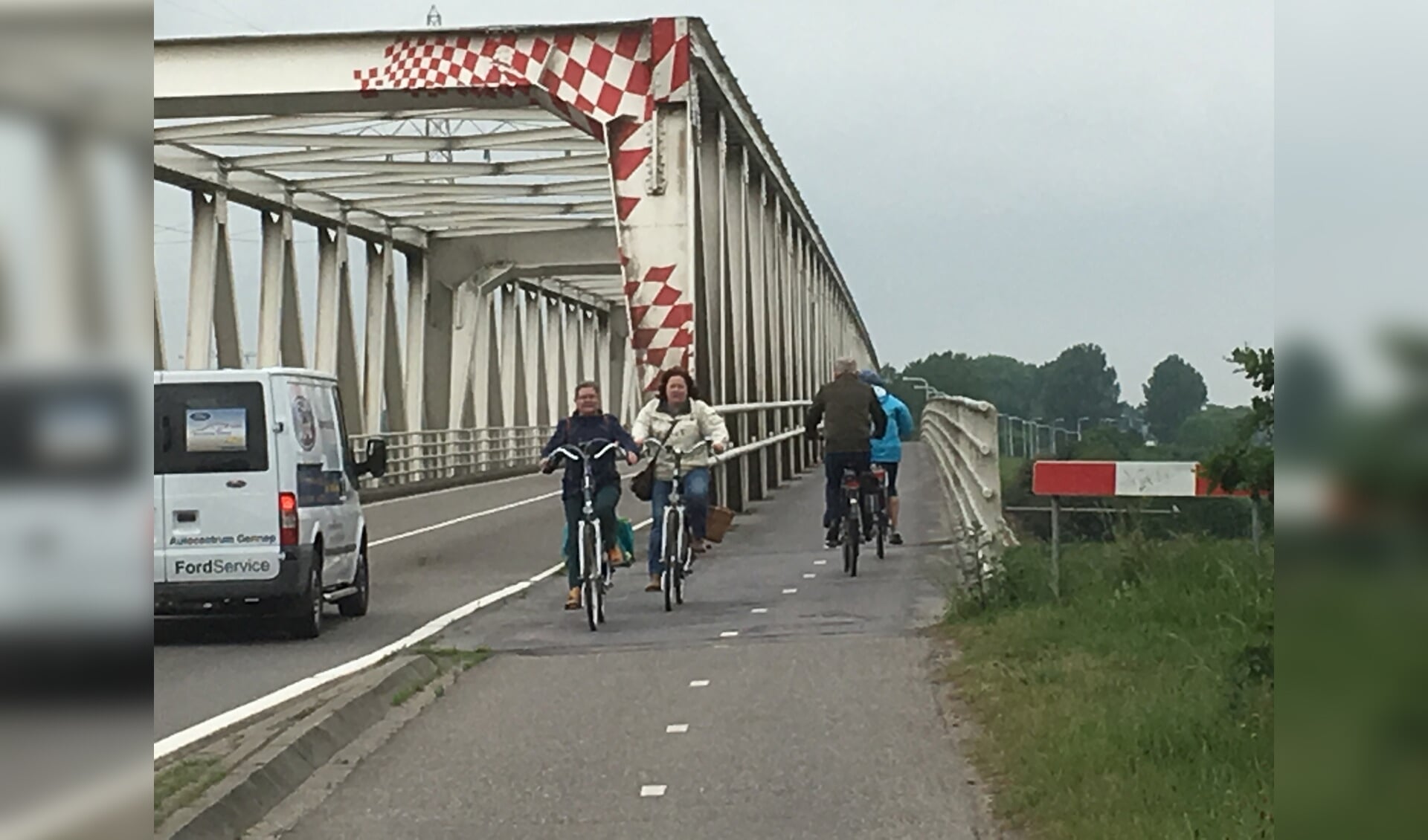 Het fietspad langs de Maasbrug wordt mogelijk verbreed.
