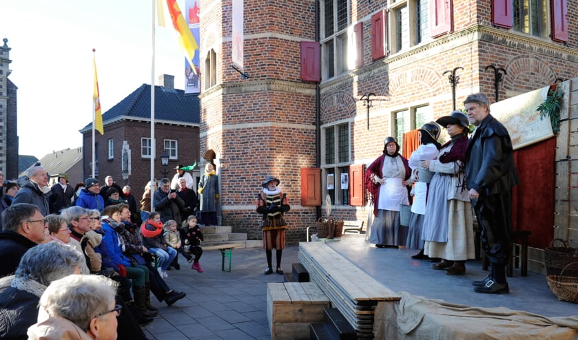 Wagenspel voor het 400 jaar oude stadhuis. (foto: Ingrid Driessen)