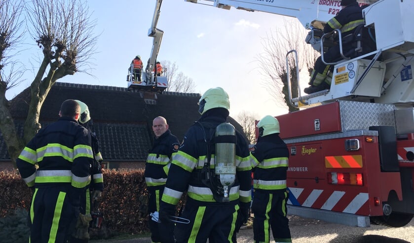 De brandweer in actie aan de Oostenakkerstraat in Oss ( Foto's : Maickel Keijzers / Hendriks multimedia )  