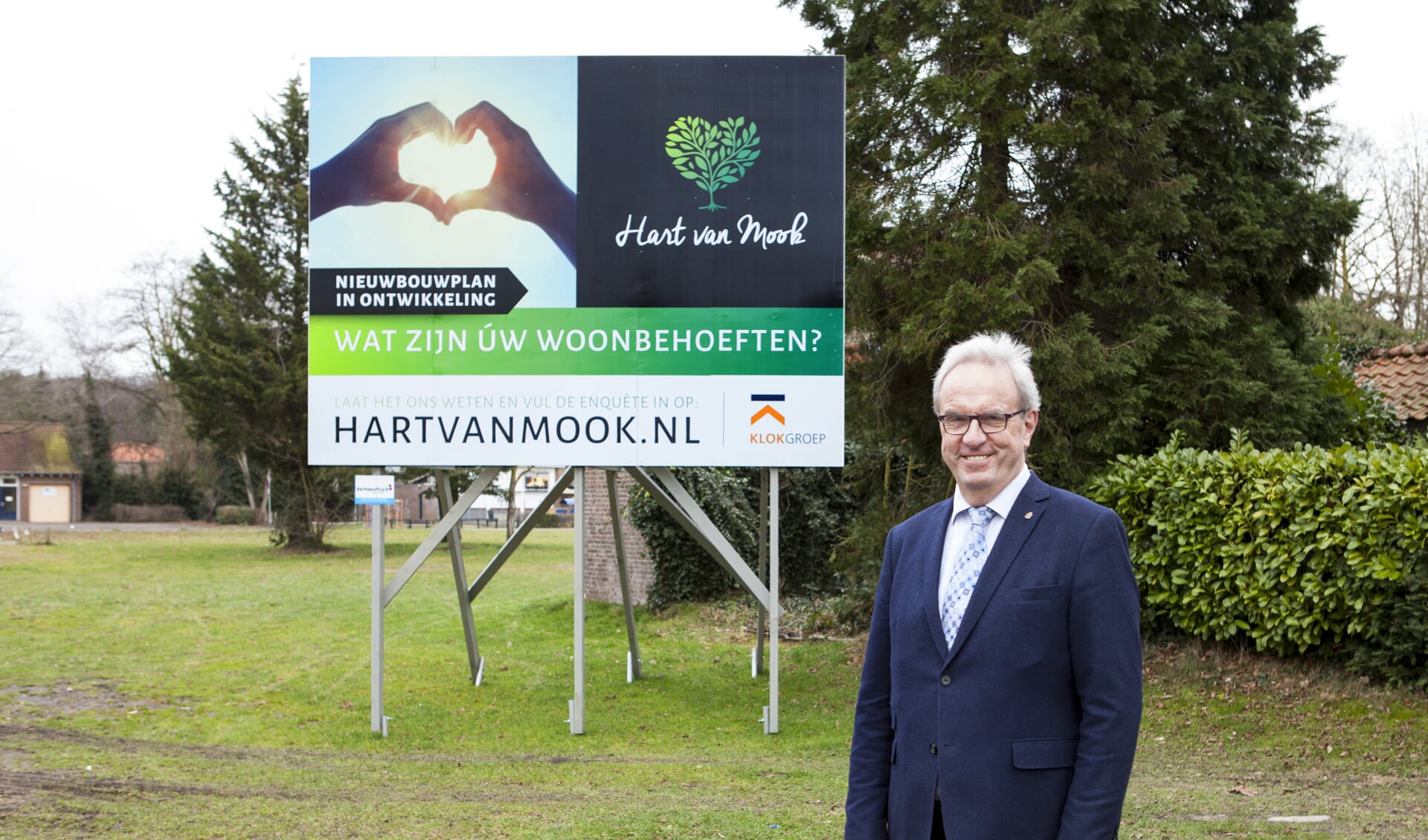 Wethouder Geertjan Wienhoven op de plek waar in de toekomst 'Hart van Mook' moet verrijzen. (foto: Diana Derks)