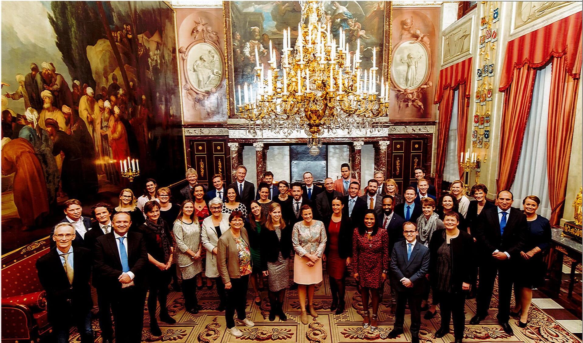 Bart Konings (staand achteraan, in roze colbert) was te gast bij Koning Willem-Alexander en Koningin Maxima. 