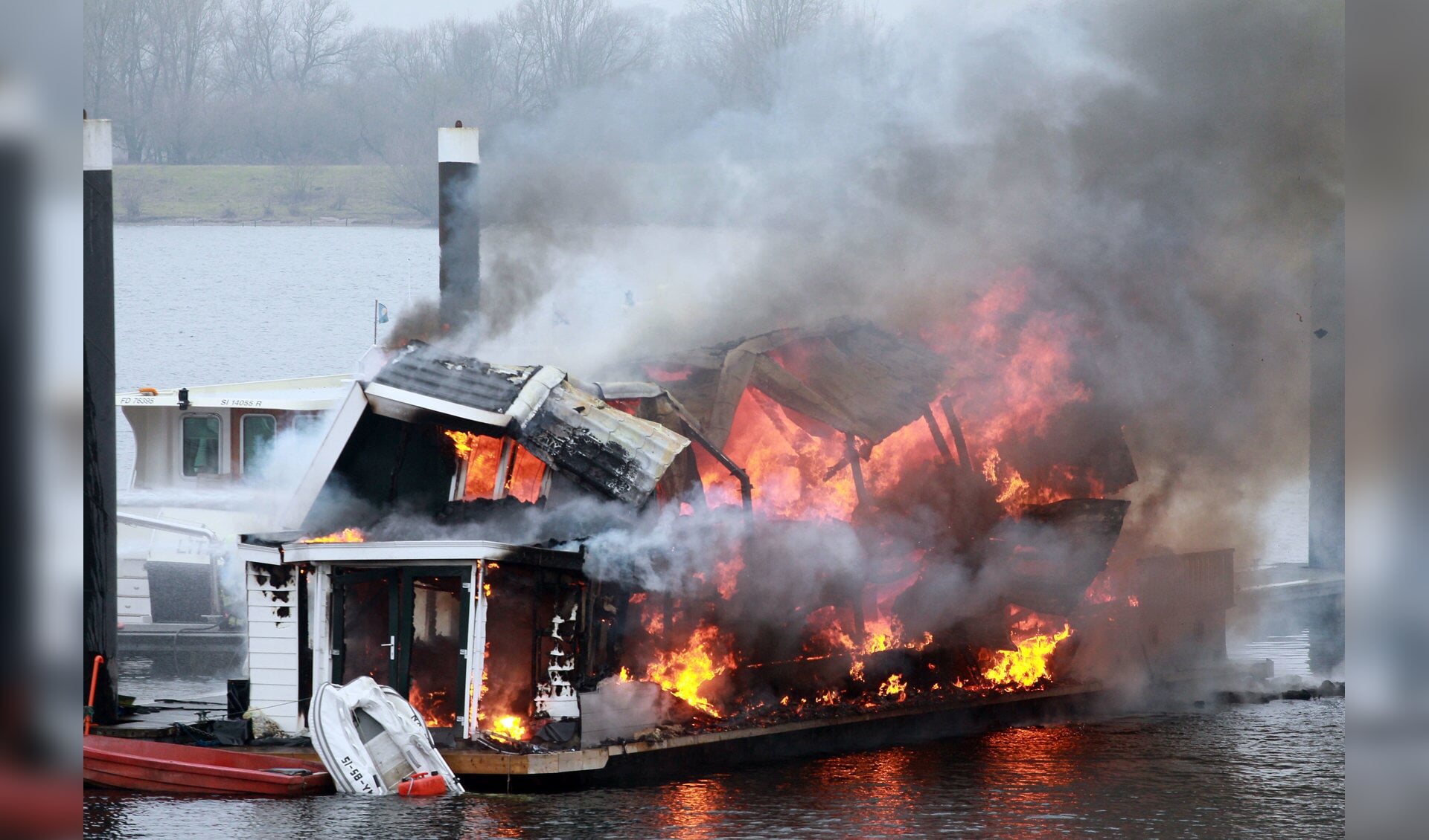 Brandende woonboot in Lith. (Foto: Hans van der Poel)