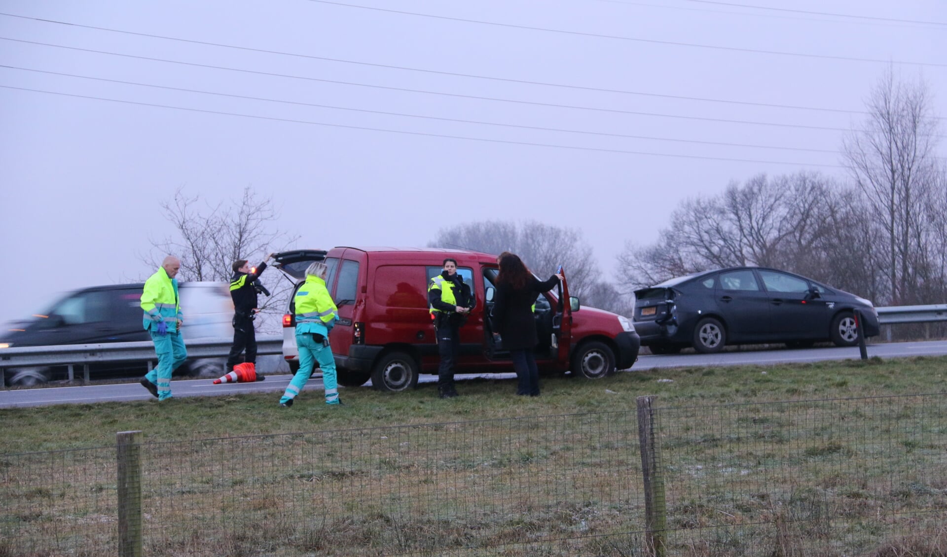Ongeval met twee auto's op de A73 bij Beers. (foto: SK-Media)