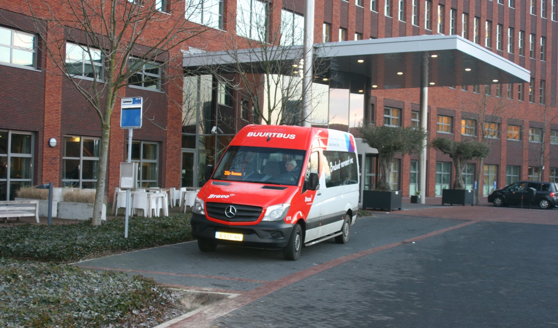Een buurtbus bij het Maasziekenhuis Pantein in Beugen (Boxmeer).