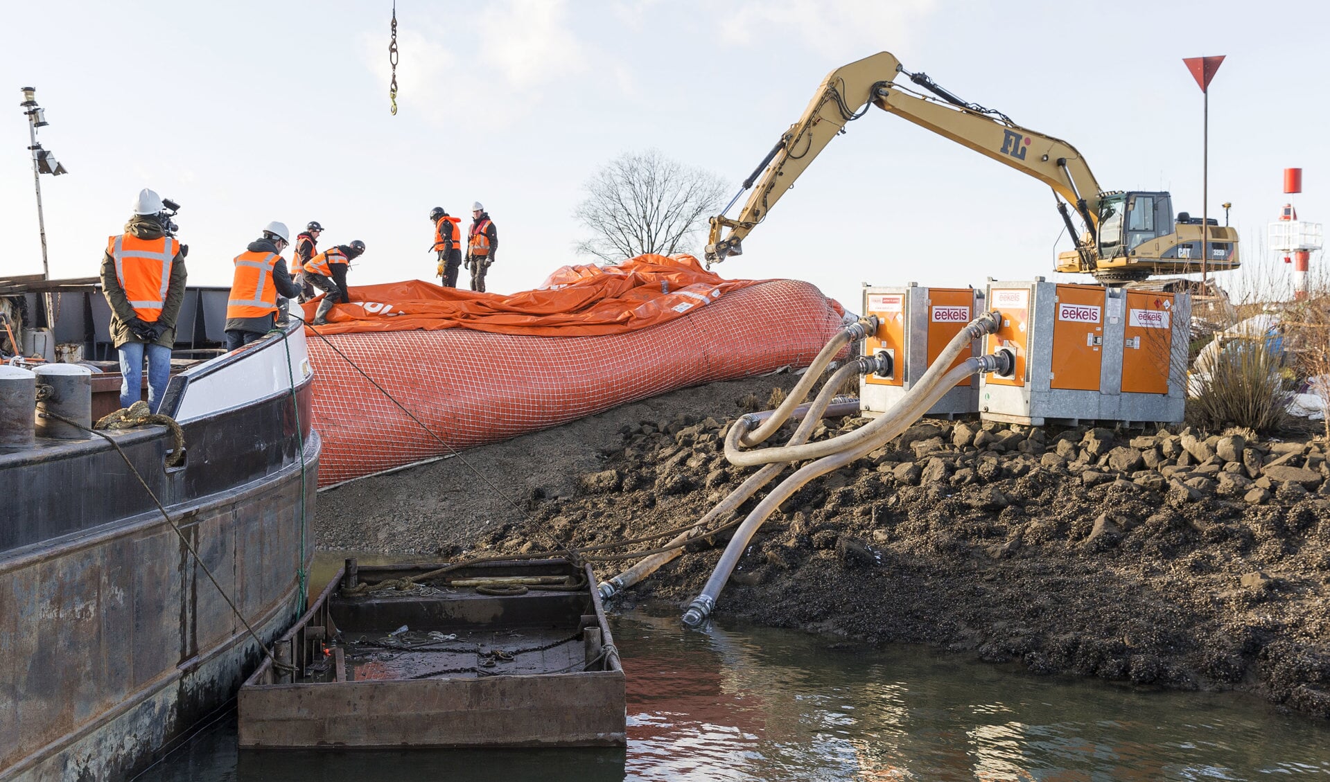 Rijkswaterstaat begonnen met aanleg mobiele dijk bij Heijen. (foto: SK-Media)