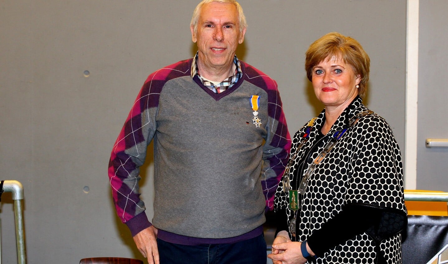 Adrie Noij werd zondag geridderd. Rechts: burgemeester Marleen Sijbers.