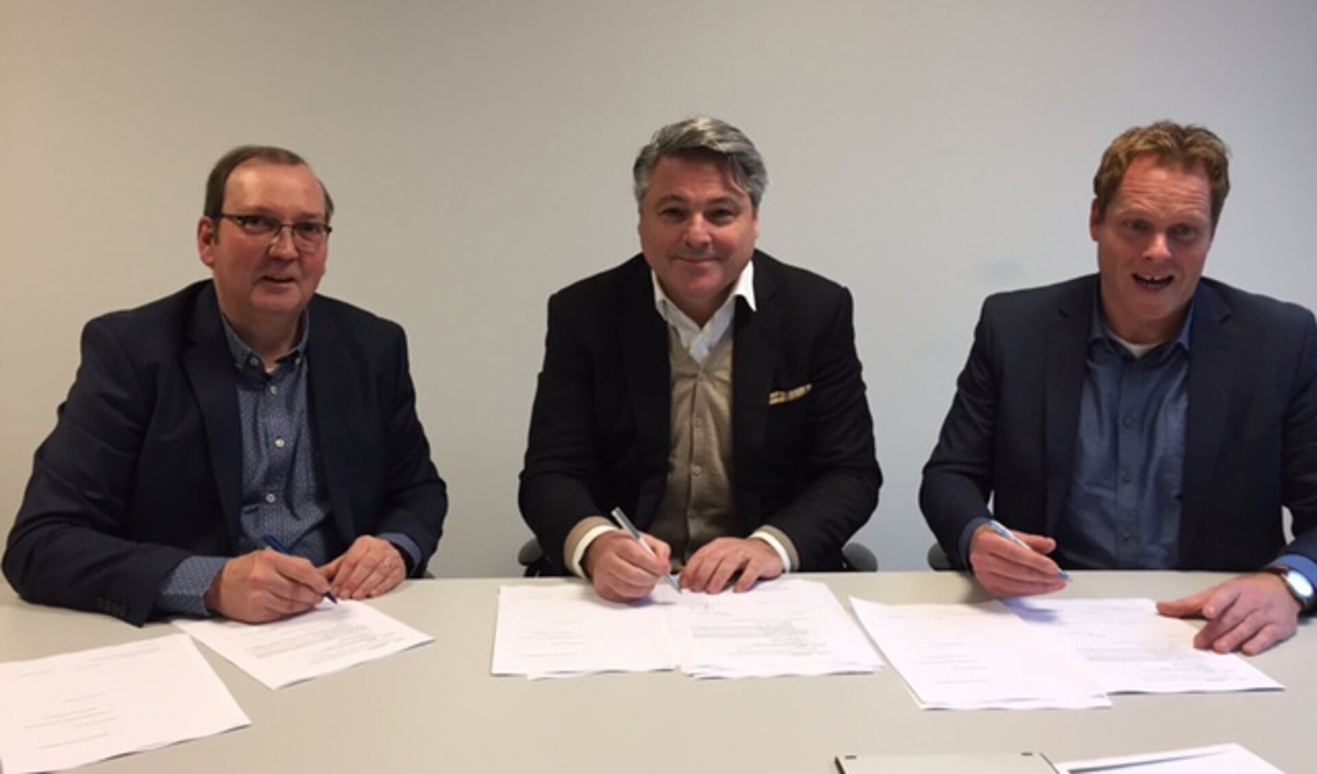 
Links Wethouder Eric van den Bogaard, in het midden Carl Smeets van BPD Projectontwikkeling en rechts Mark van Doorn van Janssen de Jong Projectontwikkeling.