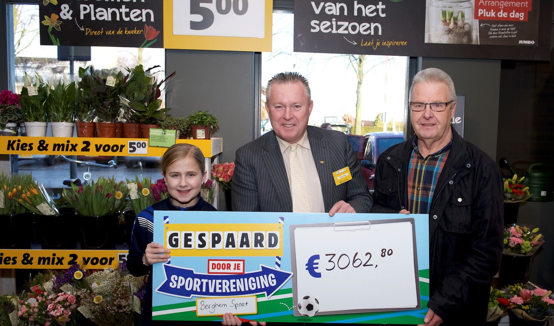 Berghem Sport ontving een bedrag van 3.062,80 euro. In het midden filiaalmanager Peter Gielis.