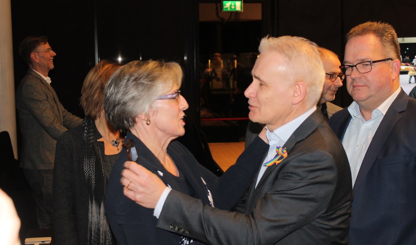 Wethouder Kees van Geffen feliciteert Annemieke van de Ven.