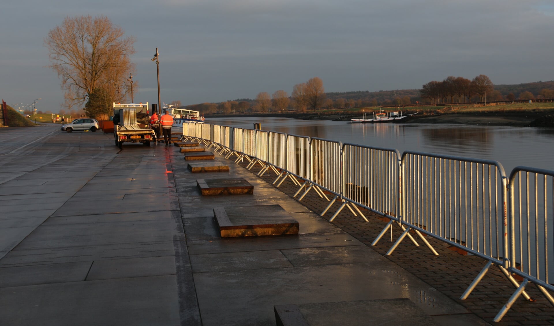 De gemeente Cuijk heeft hekken geplaatst op de loswal. (foto: SK-Media)