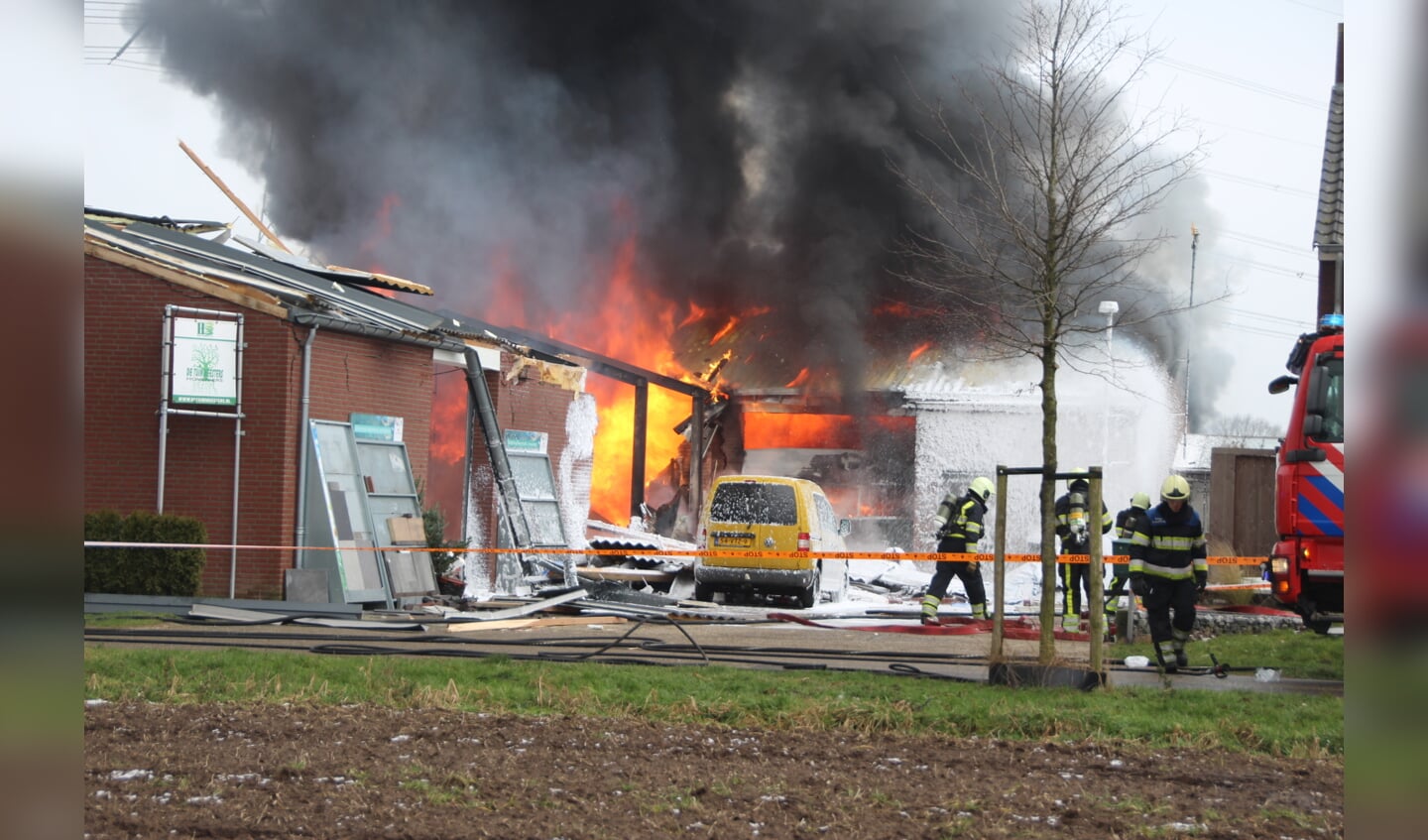Bij een brand bij een bedrijf in Sint Anthonis is een man zwaargewond geraakt. (foto: SK-Media)