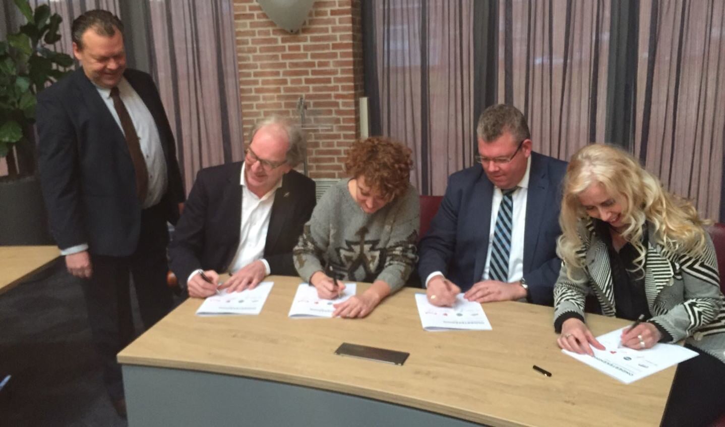 Staand: Eus Witlox.
Zittend: Sikko Oegema (PvdA), Janine Heisterkamp (TEAM),  Johan van Gerwen (CDA) en Wilma Wagenaars-Van Beers tekenen het akkoord.