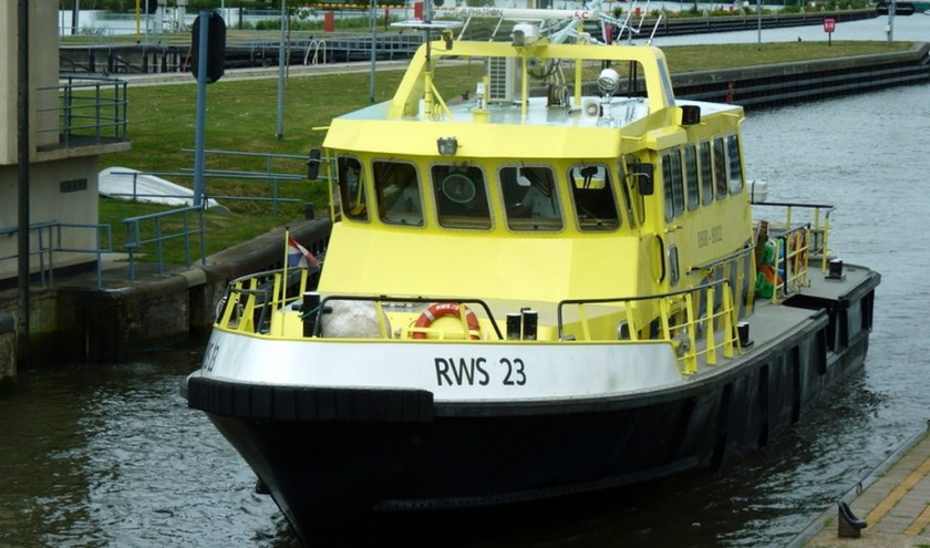 Rijkswaterstaat begint vrijdag 13 januari met aanleg mobiele dijk in de Maas bij Heijen.