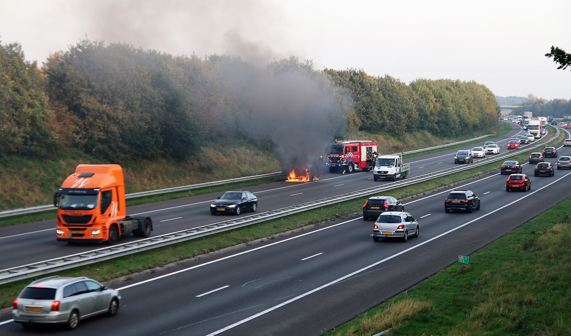 De brandweer uit Vierlingsbeek arriveert bij de brandende auto. Foto: SK-Media 