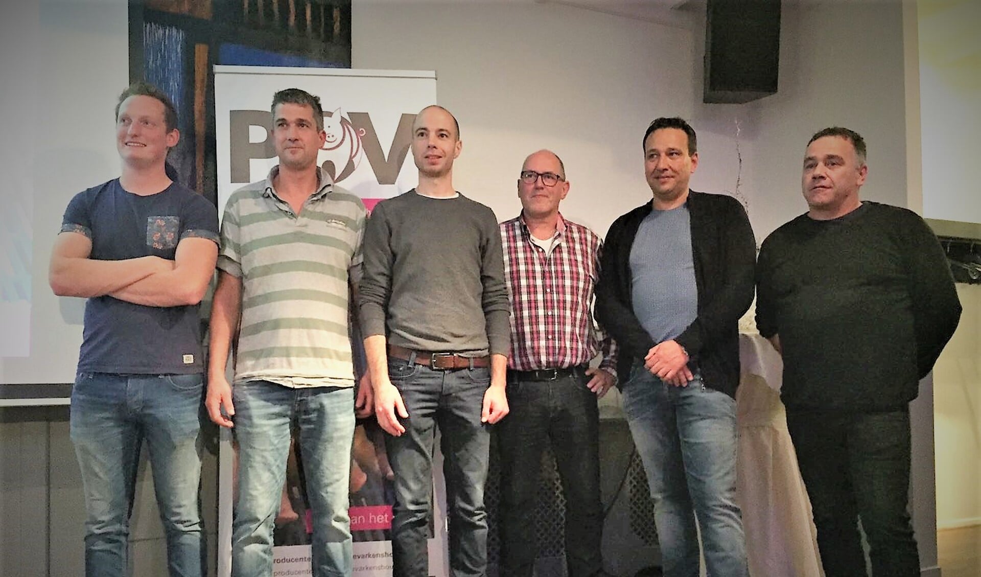 Eric Stiphout (tweede van rechts) als kersvers POV-voorzitter tussen zijn mede-bestuursleden. 