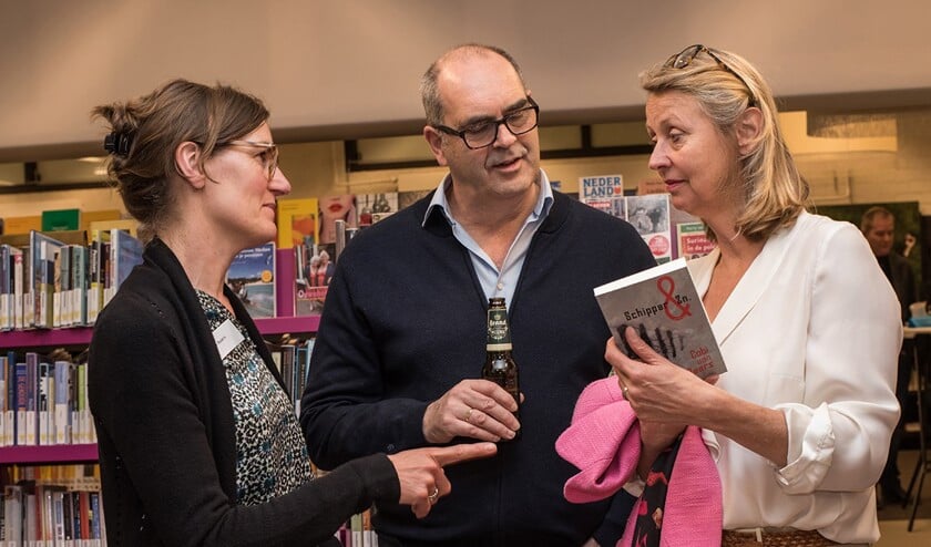 De Cuijkse schrijfster Cobi van Baars (links) praat met geïnteresseerden tijdens de eerste Avond van de Regioschrijver, 31 maart in Cuijk.