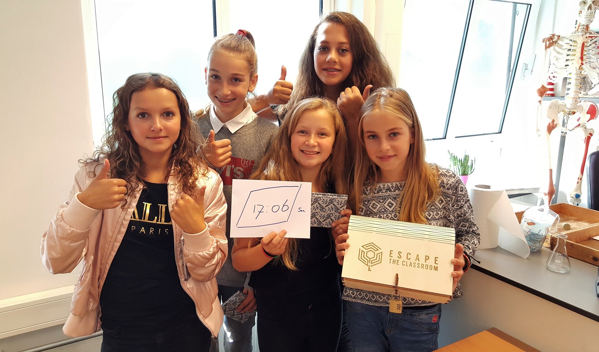 De meiden van klas 1H van het Elzendaalcollege winnen 500 euro voor de school. 