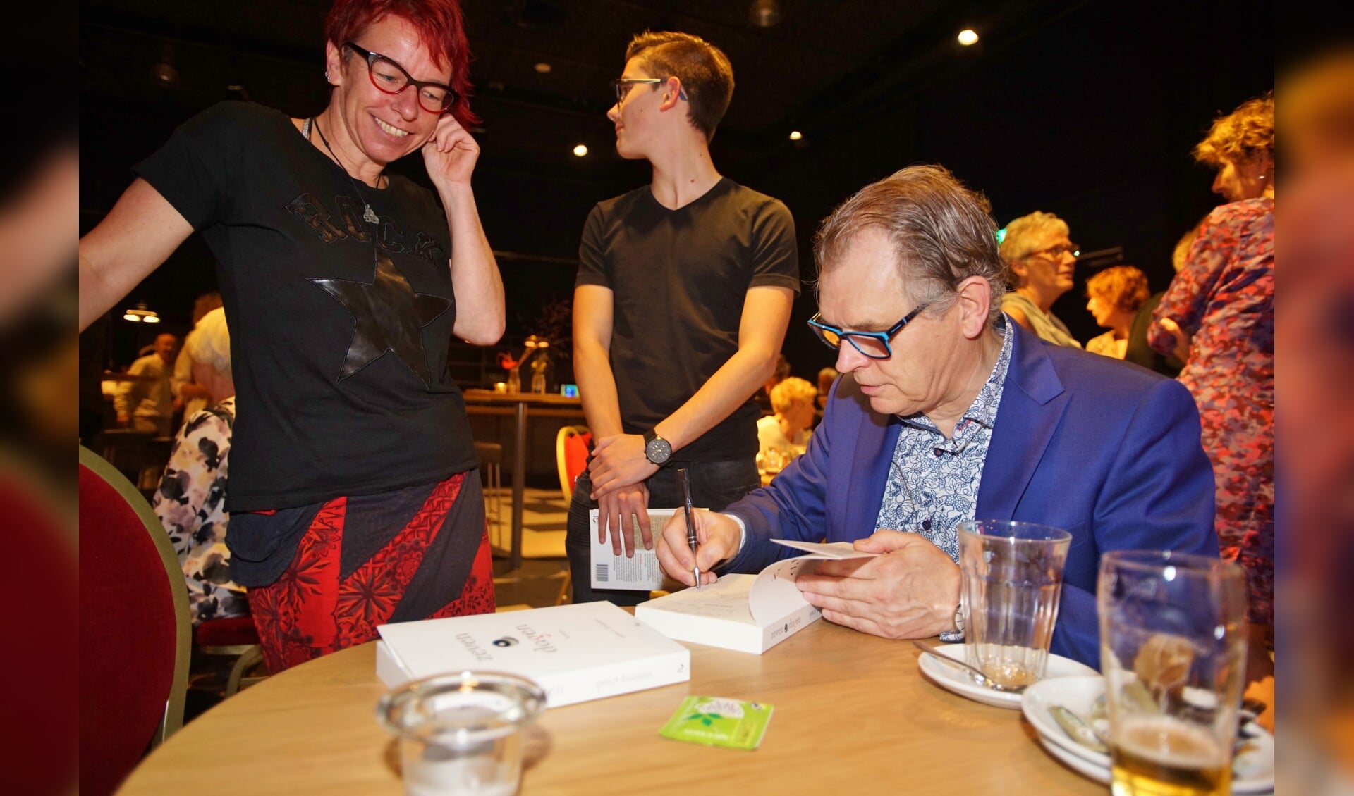 Geurt Franzen signeert zijn nieuwe roman die zondag 15 oktober in Schouwburg Cuijk werd gepresenteerd. Foto: Gijs Hoogland 